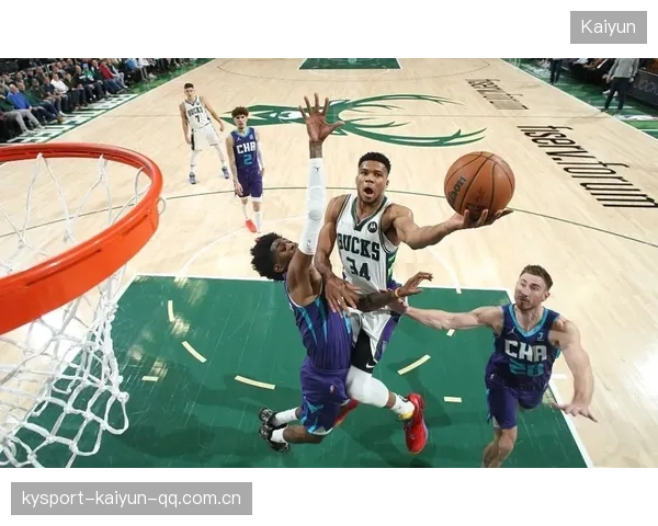 NBA勇士切入分球打开空间的进攻艺术